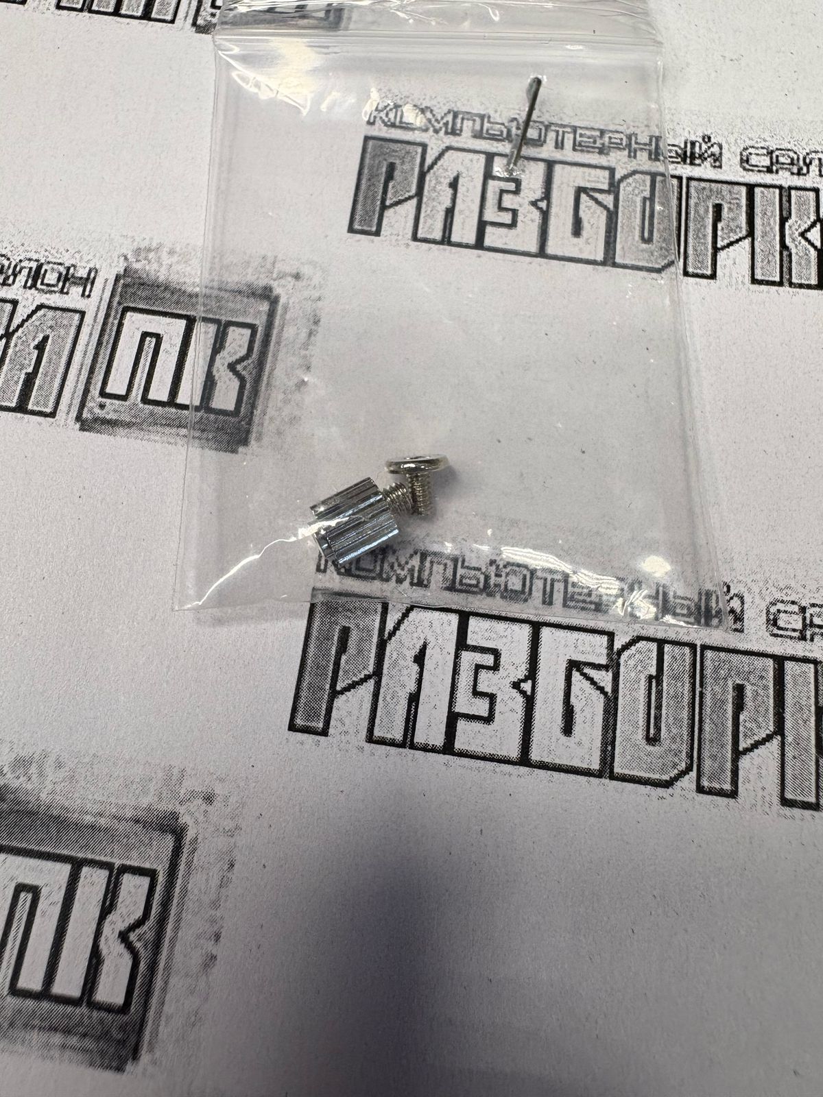 Стойка и винт крепления M.2 SSD