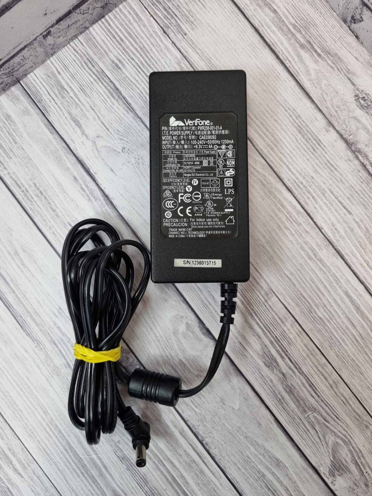 Блок питания VeriFone  DC +9.3V 4A CAE036092