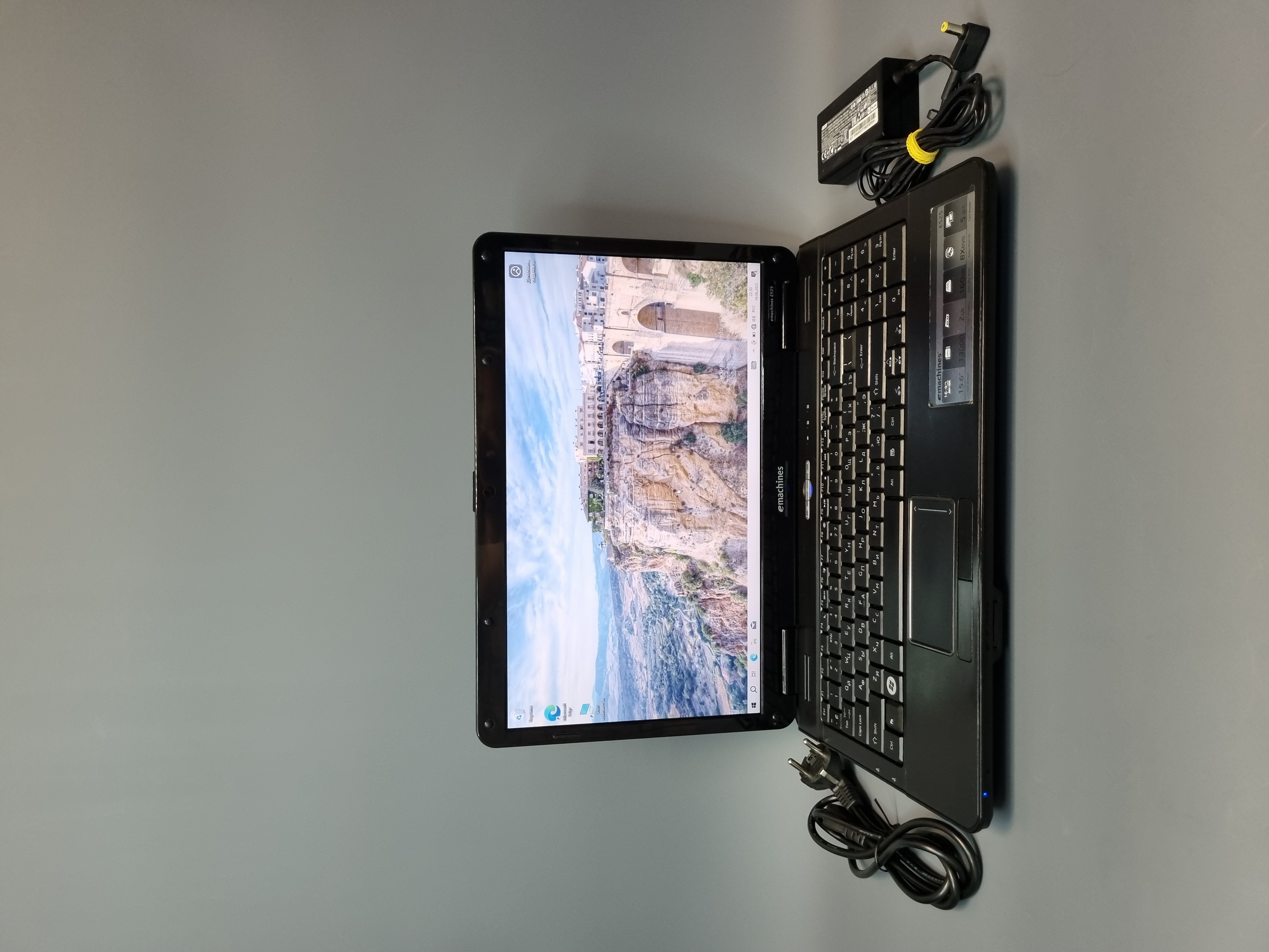 Ноутбук eMachines E525